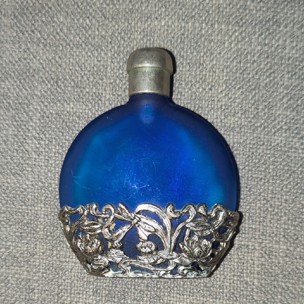 Blue Vases with Silver Detailing - Picture 2 of 9